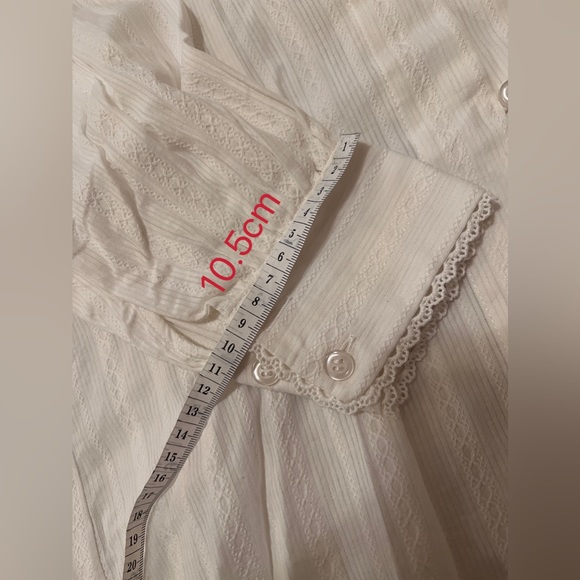 White shirt - Picture 5 of 9